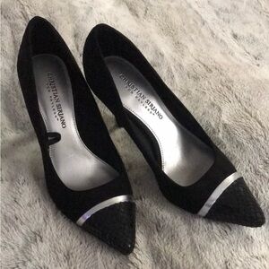Another professional staple- and NWOB/T. Black/silver vegan leather classic pump